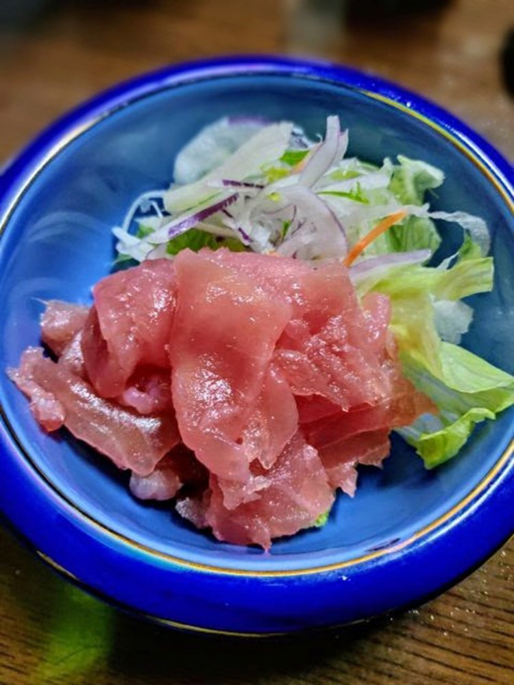 サラダがツマ代わりのマグロ刺し身。