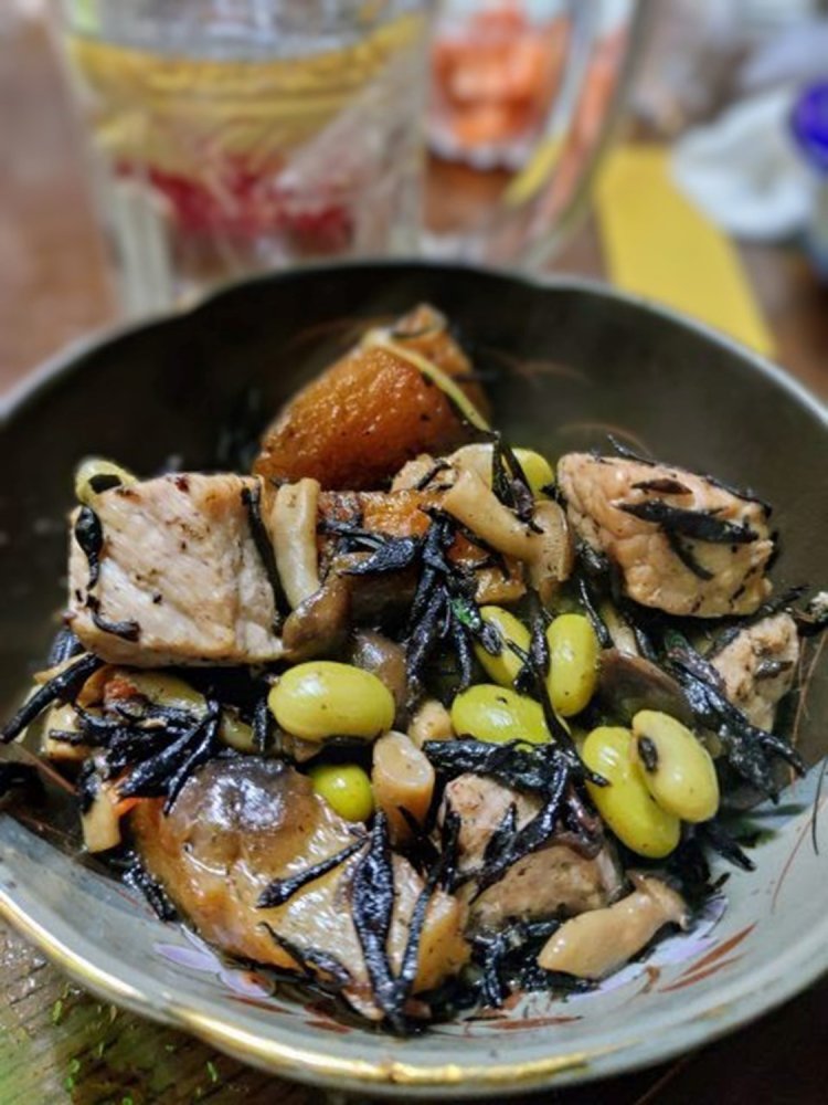 シメの煮物。全ての料理の合計で2000円。