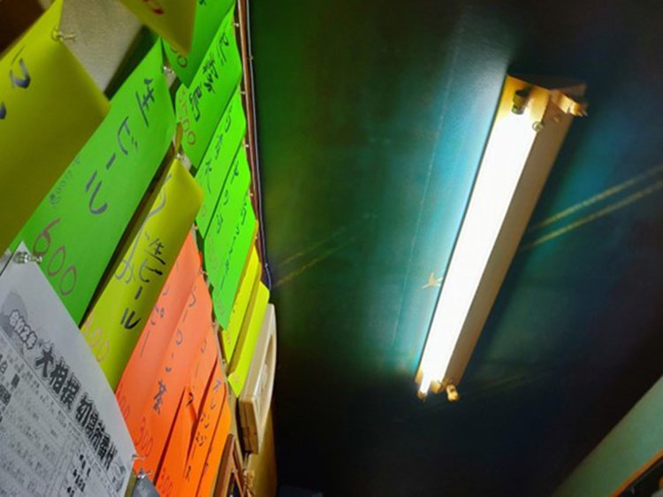 小さな小屋の中で飲んでいる雰囲気。