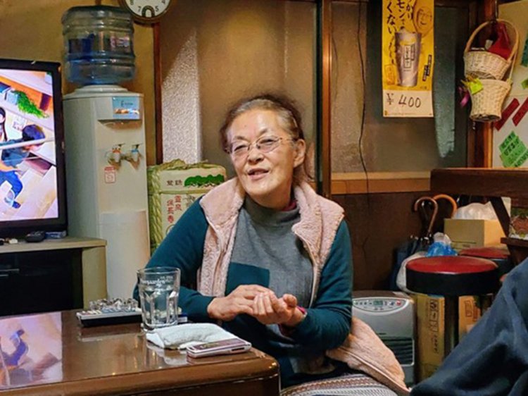 「アタシはもう、手術で腹を9回切ってるからね。アハハ！」。