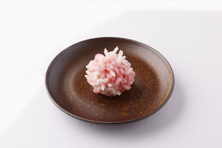 春霞 715円。赤の餡生地と白の芋餡生地を、きんとんふるいでこしてそぼろ状に。極細箸で餡玉にまとわせ、はかない春の桜を表現。