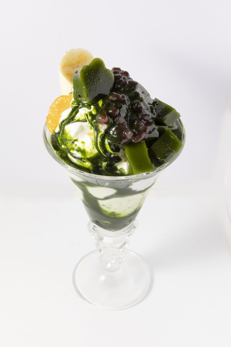 小倉抹茶ゼリーパフェ 1000円。抹茶を点（た）てて蜜を作り、自家製の抹茶ゼリーと餡、アイスなどを多重層に。甘苦のバランスが絶妙で、匙（さじ）が止まらぬ魔性の一杯。