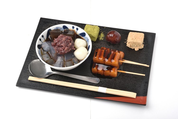 寺町点心 980円。タレが落ちにくい俵形のみたらし団子に上品な甘さのあんみつ、栗の渋皮煮、わらび餅2つの店舗限定セット。