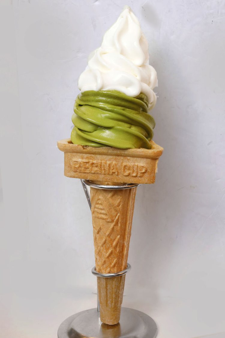 お豆腐ソフトクリーム （絹ごし豆腐＆抹茶豆腐） 550円。1個に豆腐1丁分の大豆を使用。絹ごし豆腐だけのプレーン（500円）に感動し、2個目に抹茶やゴマとのミックスをおかわりする人もいるそう。