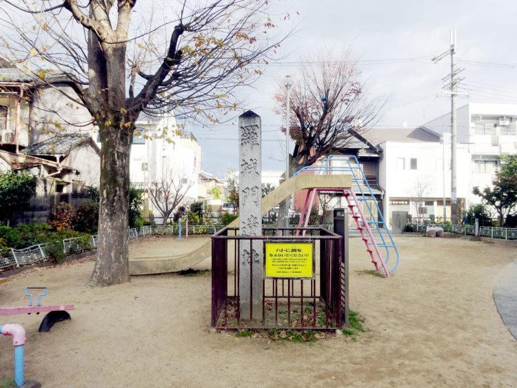 明治28年（1895）の平安遷都千百年記念祭の事業で石標が建立された。