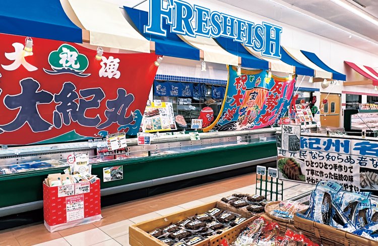 年1回の地域イベント「心躍る大漁旗展」で、本物の大漁旗で飾りつけされた鮮魚売り場。