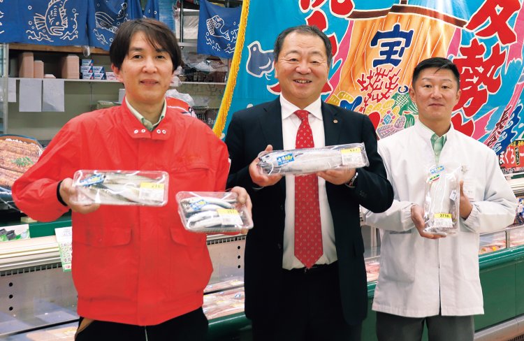 「毎朝、近くの尾鷲港から魚が届きます。本日も大漁！」。左から店長の濵戸宏哉さん、北裏大社長、水産バイヤーの福山晃司さん 。