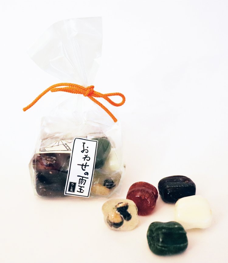 地元の名店『御菓子司かし熊』の「おわせの雨玉」。尾鷲の雨は飴玉に例えられるほど、大粒で激しいことから4代目（社長）が考案。お土産の定番になっている。