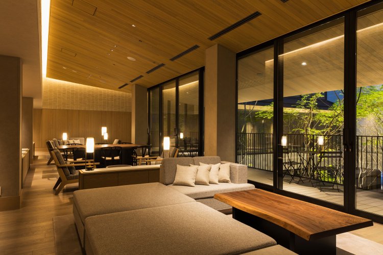 ロビーからは手入れの行き届いた中庭を眺められ、季節を感じる。