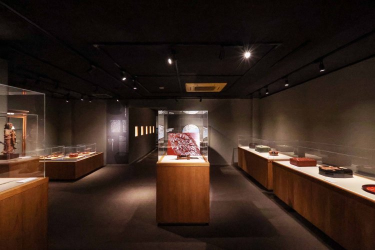 鎌倉彫資料館では室町時代から現代までの名品を展示する。