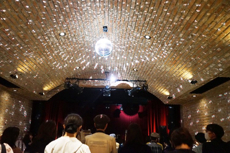 地下は『TOP BEAT MUSIC HALL』。ビートルズが結成当初に演奏していたことで知られる『キャヴァーン・クラブ』。その伝説のステージを思わせるレンガ造りにするというこだわりは、絶対に諦められないものだった。