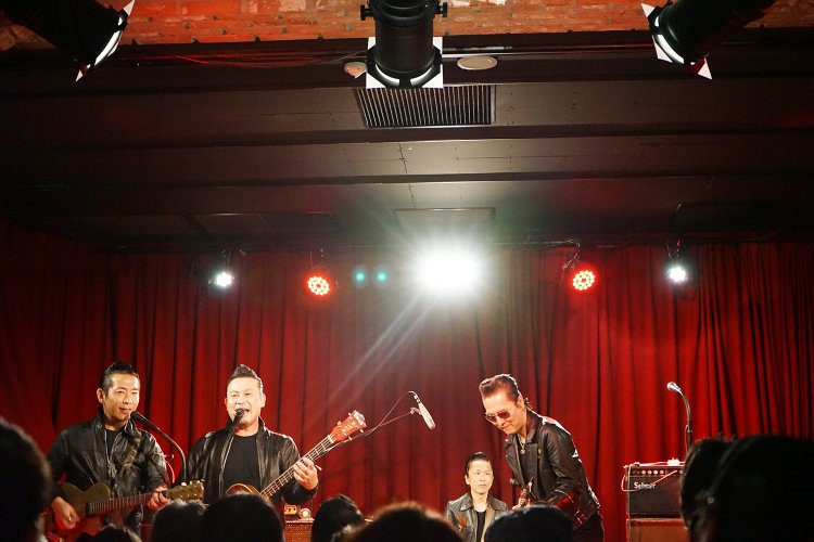 取材当日は眞鍋さんのバンド、THE NEATBEATSのライブイベントが開かれていた。仙台、蒲郡と地方公演を終えた翌日に2時間以上ものステージ。そのパワフルさとライブの楽しさに言葉を失った。