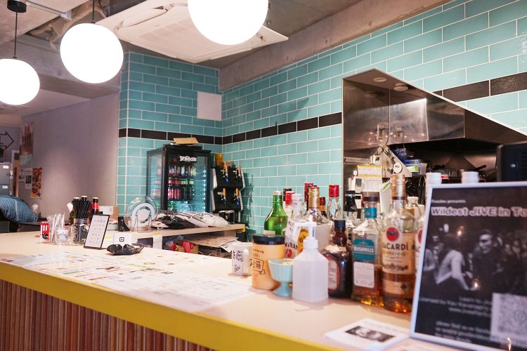 1階は『TOP BEAT CAFE』というカフェスペースになっており、軽食、ドリンクも充実。DJパーティーなども行えるイベントスペースでもある。