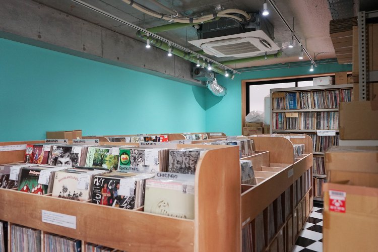 2階はレコードショップ『TOP BEAT RECORD CLUB』がある。輸入、中古アナログ盤が多数揃いファンにはたまらない。こだわりの音響設備で試聴も可能。