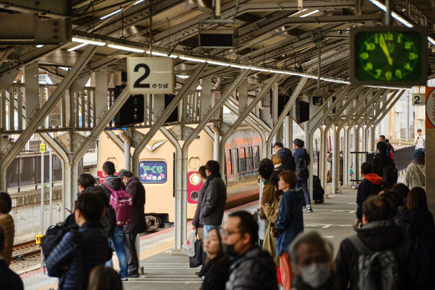 古レールの柱が歴史を感じさせる岡山駅2番ホームに入線。