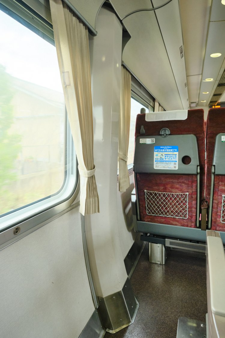 「ゆったりやくも」は室内を一新したが、構造はむかしのまま。自然振り子式の381系は、車体重心を下げるために冷房装置を床下に設置。冷気を天井に送るダクトが通る席は一人掛けだ。