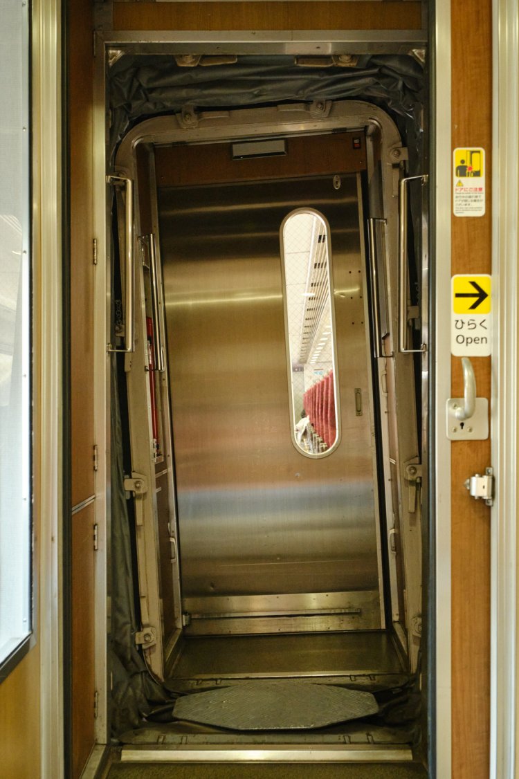 台車と車体の接合部にコロ軸を入れて、カーブの遠心力を利用し、車体をカーブの内側に傾けるのが自然振り子式の仕組み。連結部分を見ると、隣の車両が大きく傾いているのが見てとれる。