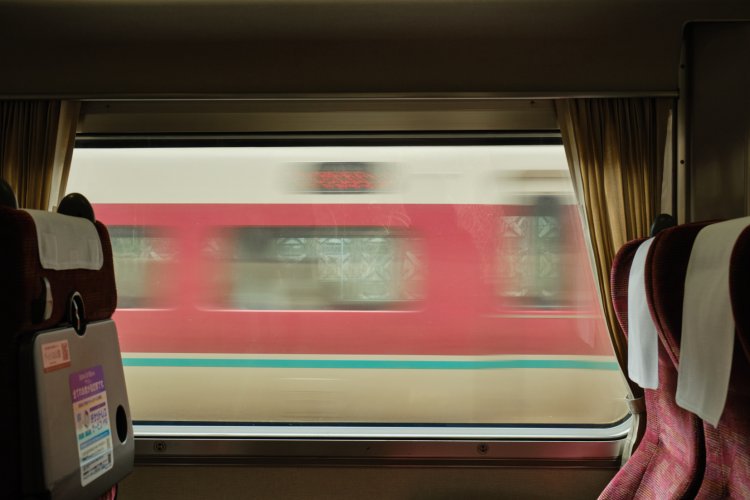 単線の多い伯備線。山間の小さな駅で「やくも」同士がすれ違う。