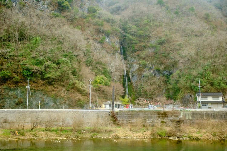 「車窓に絹掛（きぬがけ）の滝が見えます」と車内放送が入った。