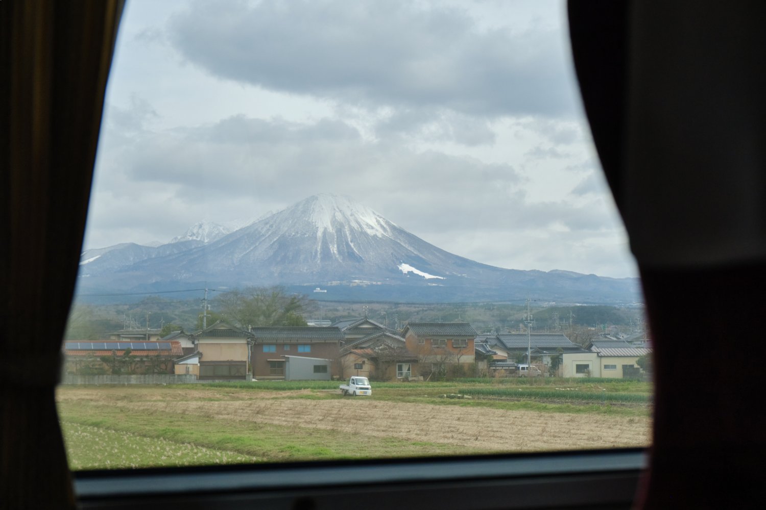 “伯耆富士”と呼ばれる、標高1709mの大山が車窓右に見えてきた。