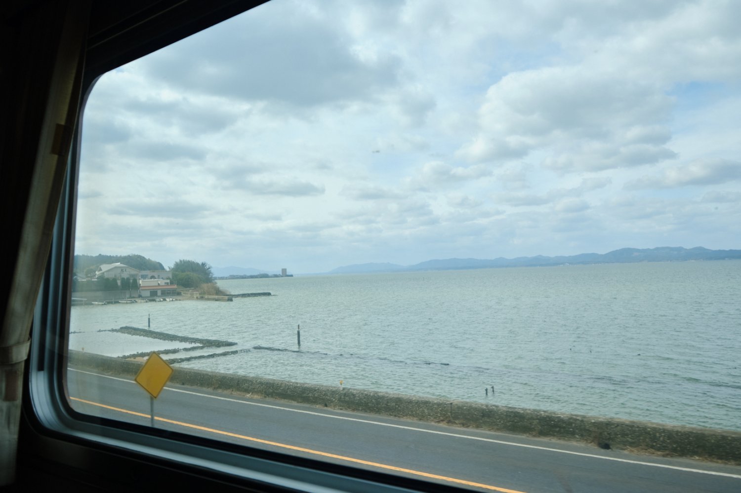 松江を出れば、車窓右に宍道湖が広がる。