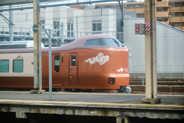 ブロンズ色の新型273系は、新開発の振り子制御装置により揺れが改善された。