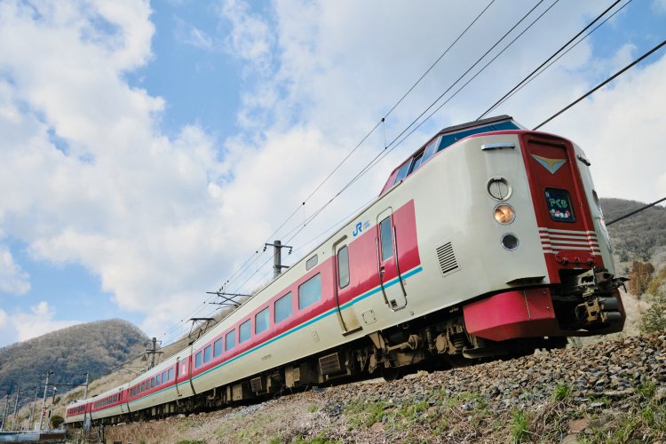 2007年4月から座席などを全面リニューアルした、現行のゆったりやくも色。