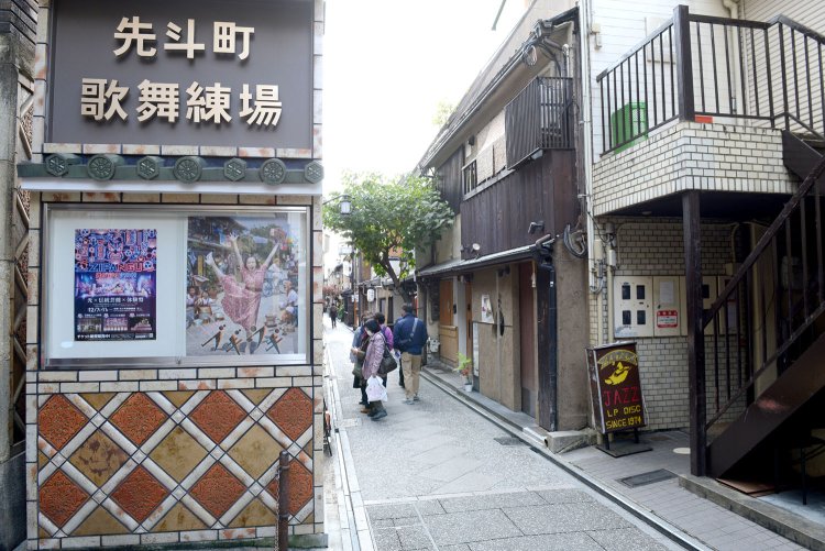 先斗町歌舞練場では、5月に芸妓や舞妓の技芸発表の「鴨川をどり」が披露される。