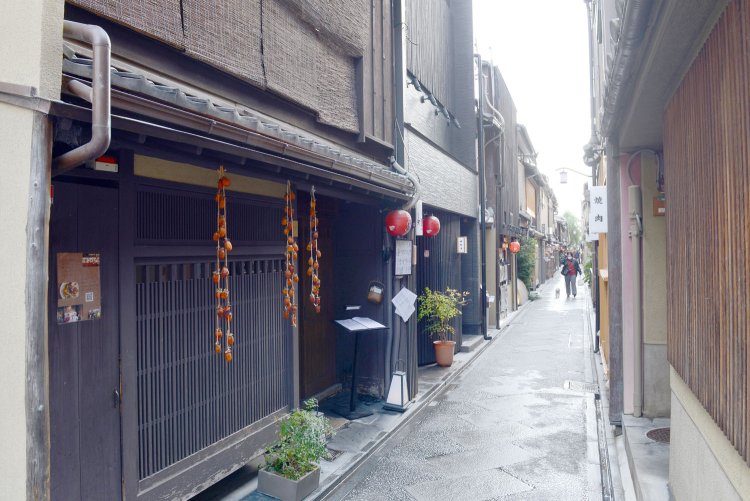 紅殻格子の家が立ち並ぶ。和食店や焼肉店、バーなどさまざまな店舗がある。