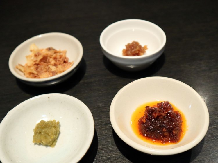 ほしいときに声をかけると出してもらえる薬味（フライドオニオン、甘がえし生姜、柚子胡椒、自家製ラー油）。