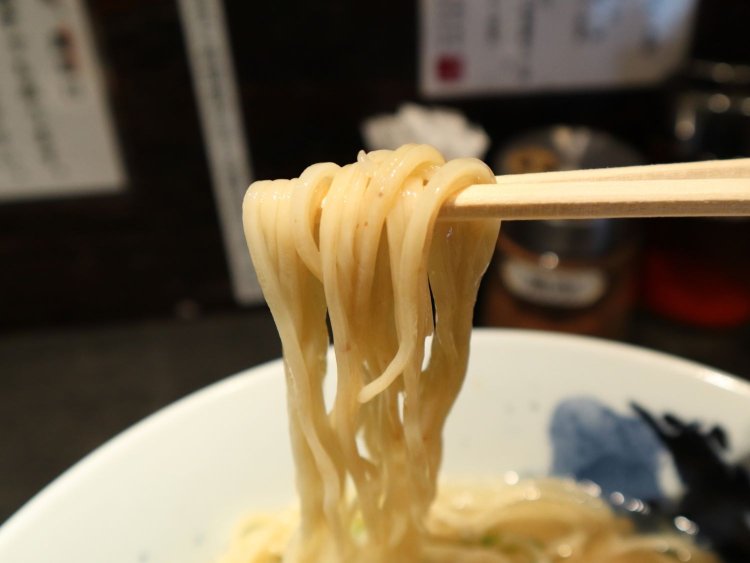 ストレート細麺をよく見ると、つぶつぶが……。