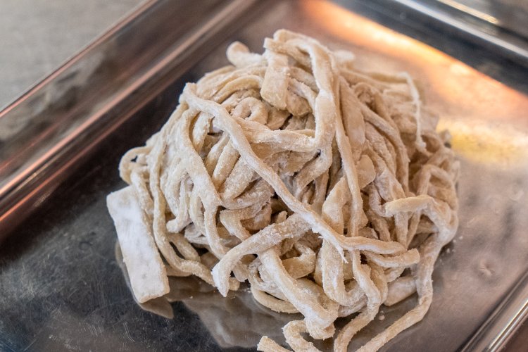 いちばん細い2mmから３、４、５、６、７、10mmまで、7種類の太さの麺が混ざっている。