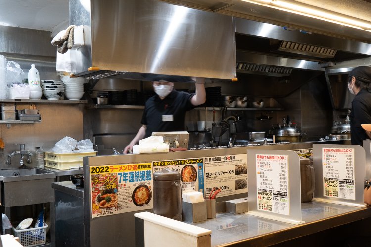 店内は奥行きがあり、入って左側の厨房も広々。