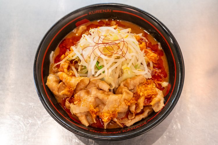 見た目ほど辛くない。ボリュームもたっぷり大満足だ。