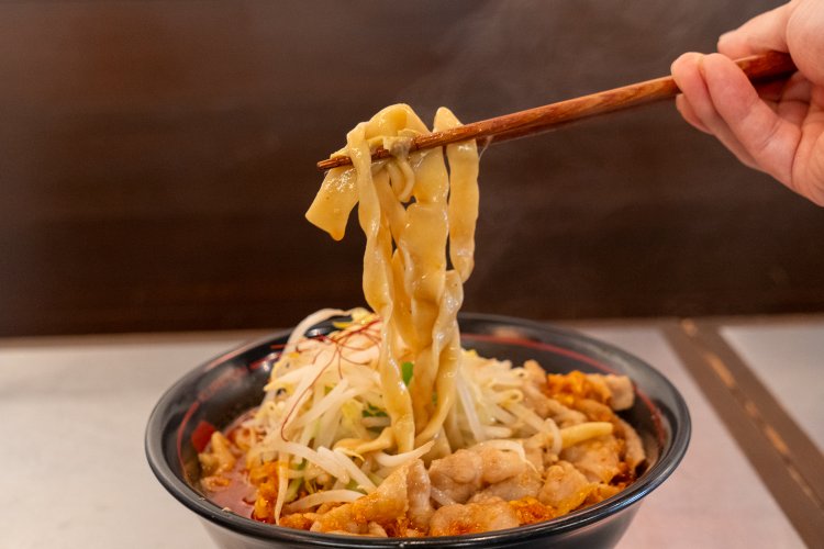 着丼！　太めの麺は見るからにもっちり〜。紅らーめんは950円。