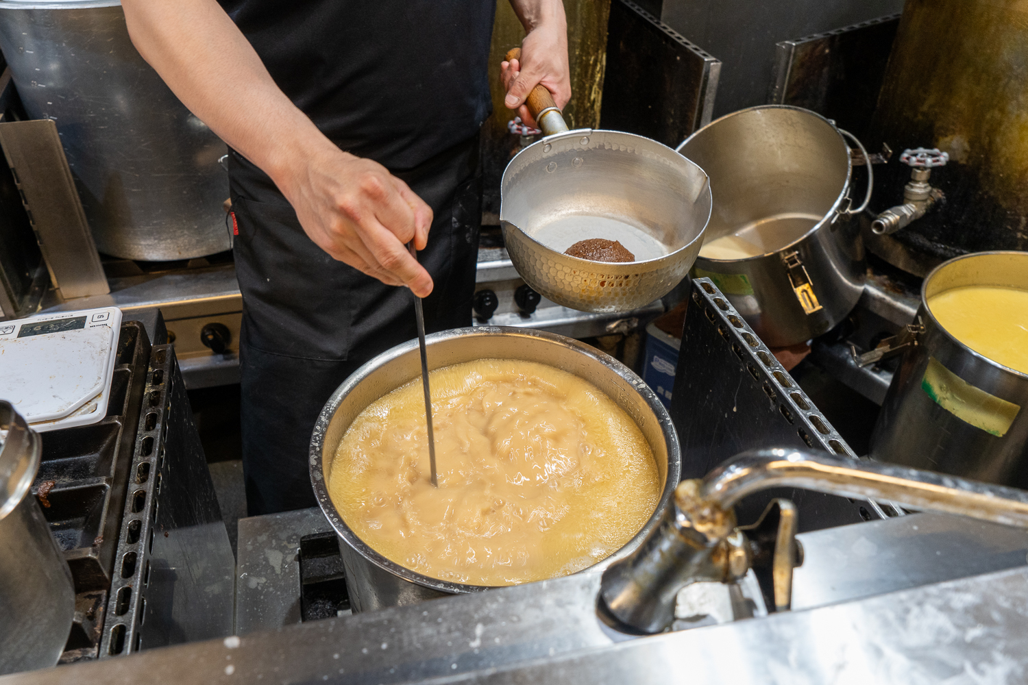 圧力寸胴でとった白濁したスープと味噌ダレは注文が入ってから合わせる。