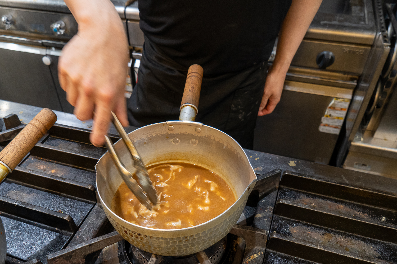 豚バラ肉も、注文を受けてからスープの中でゆっくりと調理するので柔らか。