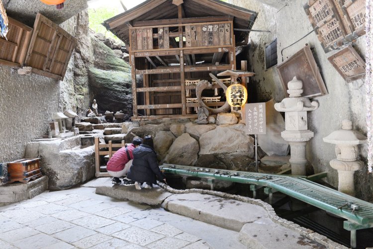 銭洗弁財天（宇賀福神社） (2)