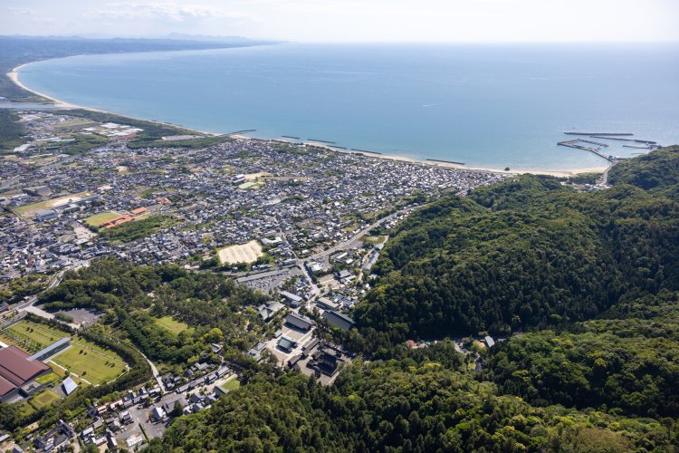 中央に出雲大社が見える。右奥の海岸は国譲り神話の舞台としても知られる稲佐の浜。