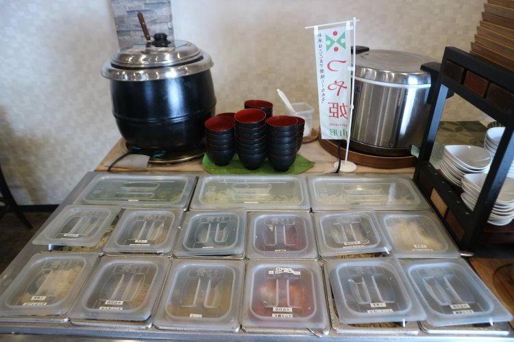 店内の片隅にある食べ放題コーナー。今日は何を食べようかとワクワクする。