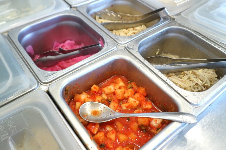 毎日手作りする副菜は、常時10種類以上。ポテトサラダやサラダパスタ、もやしナムル、キムチなど多品目の副菜が並ぶ。