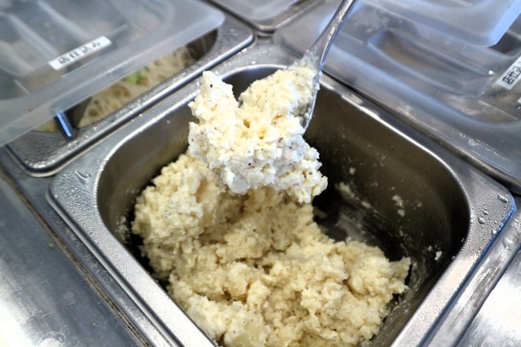 手作りのポテトサラダは人気の副菜のひとつ。