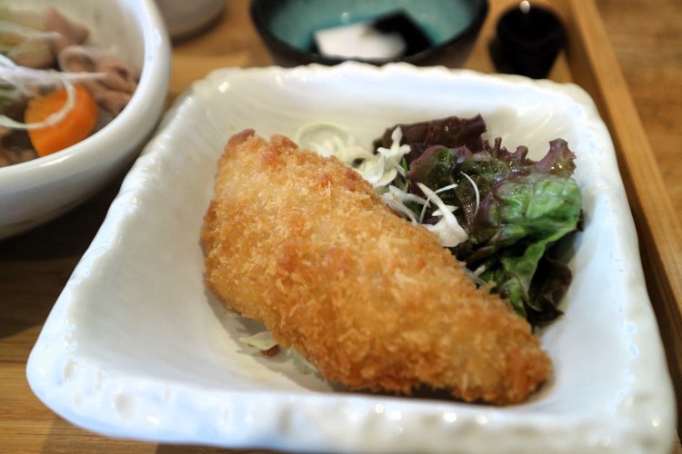 サクサクのアジフライ。衣を割ると、中からジューシーなアジの身がお目見え。小ぶりなサイズで食べやすい。
