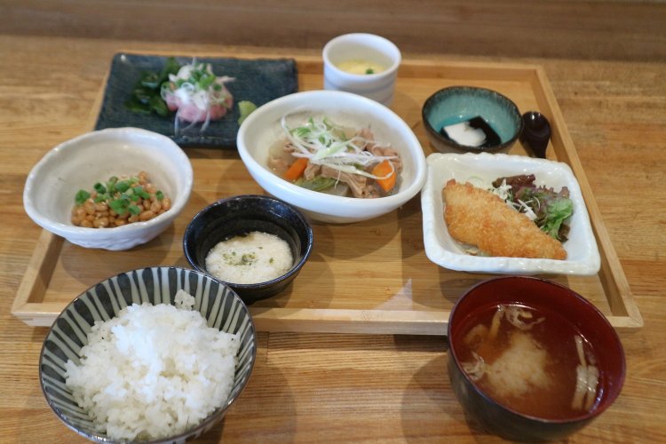 定食は全部で11種類。看板メニューは笹定食1200円。