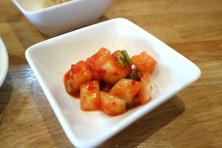 韓国のお客も太鼓判を押した大根キムチ。本格派の辛さでやみつきの味わい。