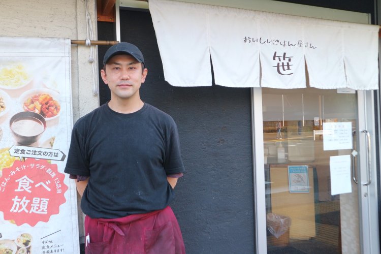 飲食の道一筋の店主、笹本恵一さん。