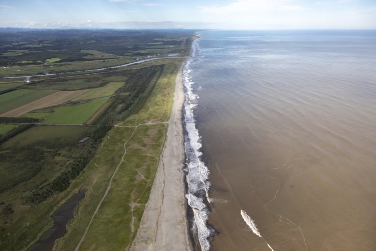 釧路方面へ続く海岸線、トイッキ浜。奥の川は浦幌十勝川。その手前に太平洋戦争中に作られたトーチカ（小型防御陣地）が残る。