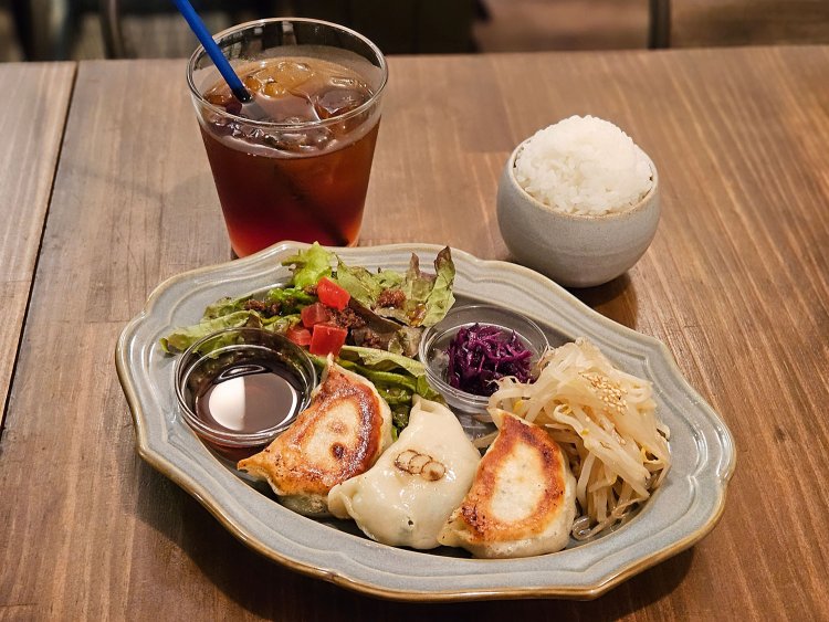 平日ランチ（11:00～15:00）の餃子プレート（ドリンクセット）1200円。