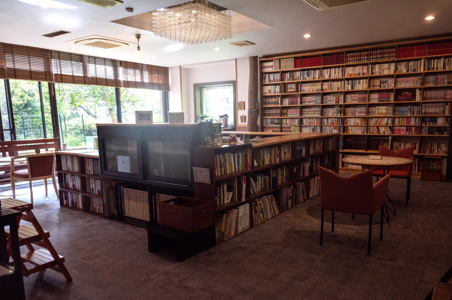 宿の談話室はライブラリーにもなっていて、さまざまな書籍がそろっている。