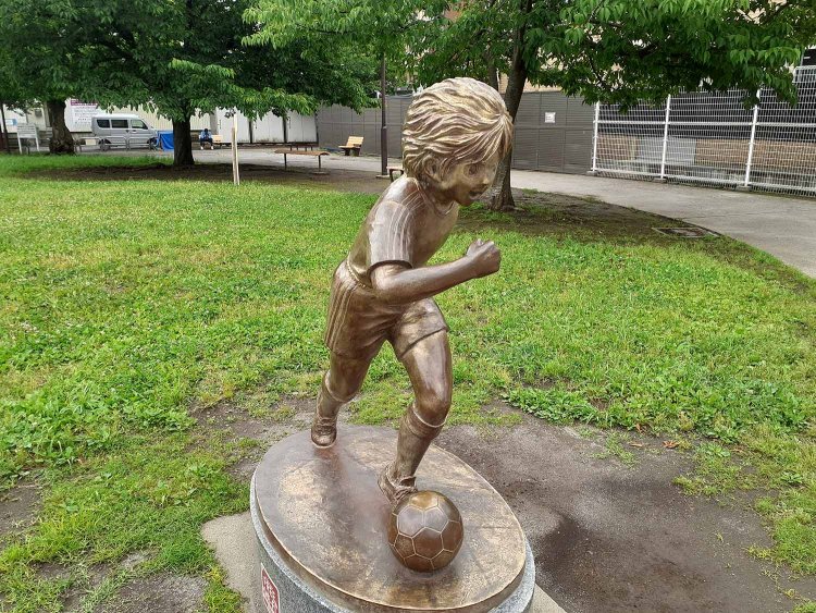 渋江公園に建つ岬くん(@キャプテン翼)像。なぜこの公園に岬くん単体の像があるのか少々疑問だが、まあ、おもちゃの町らしく夢があっていい。